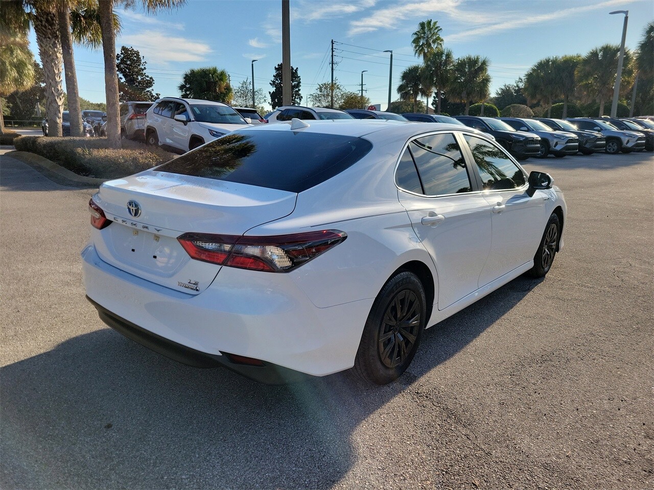 2021 Toyota Camry Hybrid LE photo 3