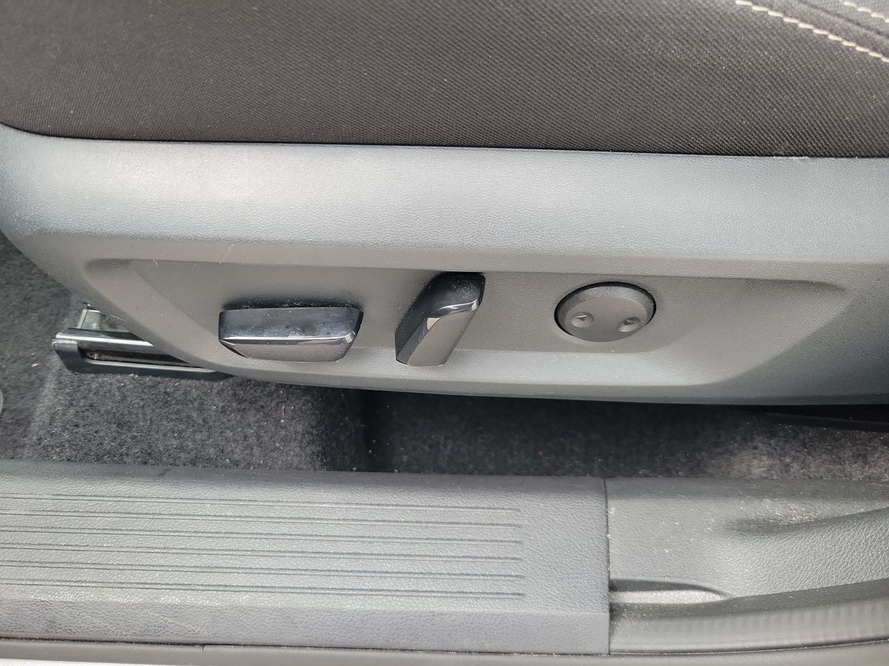 2025 Nissan Rogue SV - Photo 17