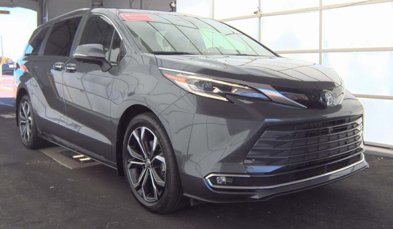 2025 Toyota Sienna Platinum photo 2
