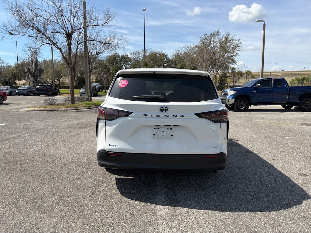 Used 2025 Toyota Sienna LE Minivan/Van