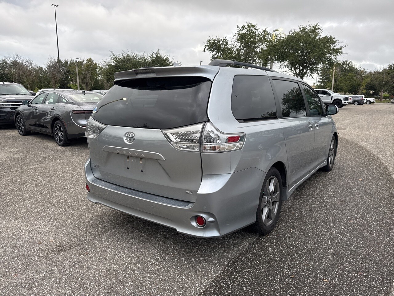 2019 Toyota Sienna SE photo 3