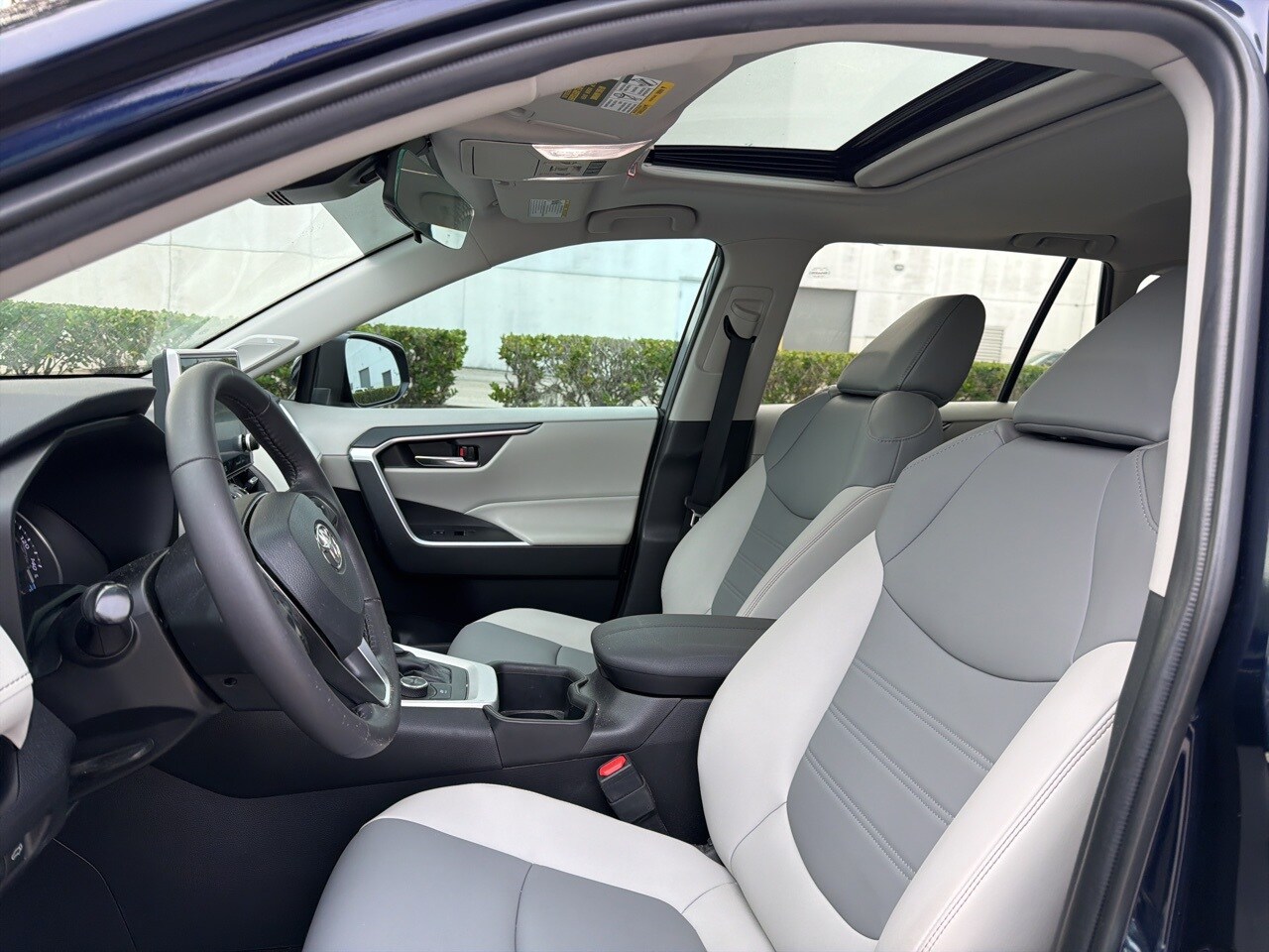 2022 Toyota RAV4 Hybrid XLE Premium photo 3