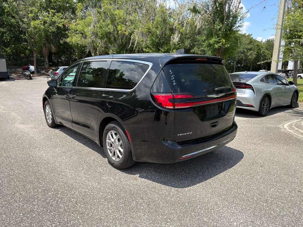 Used 2024 Chrysler Pacifica Touring L Minivan/Van
