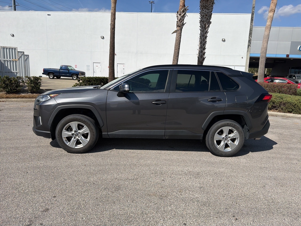 Used 2021 Toyota RAV4 XLE with VIN 2T3P1RFV8MC231542 for sale in Kansas City