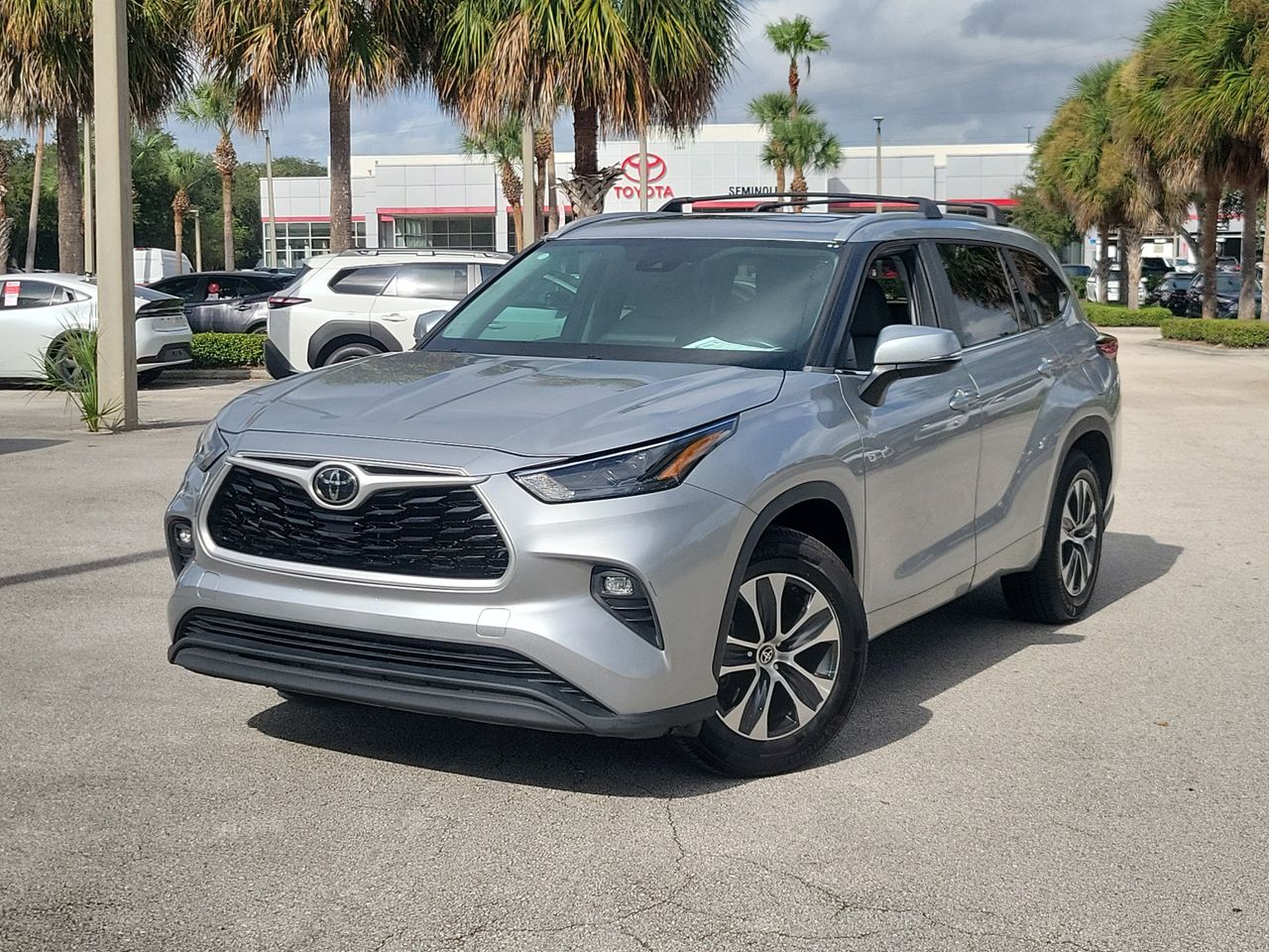 Celestial Silver Metallic 2023 Toyota Highlander SUV / Crossover Front-Wheel Drive 8-Speed Automatic