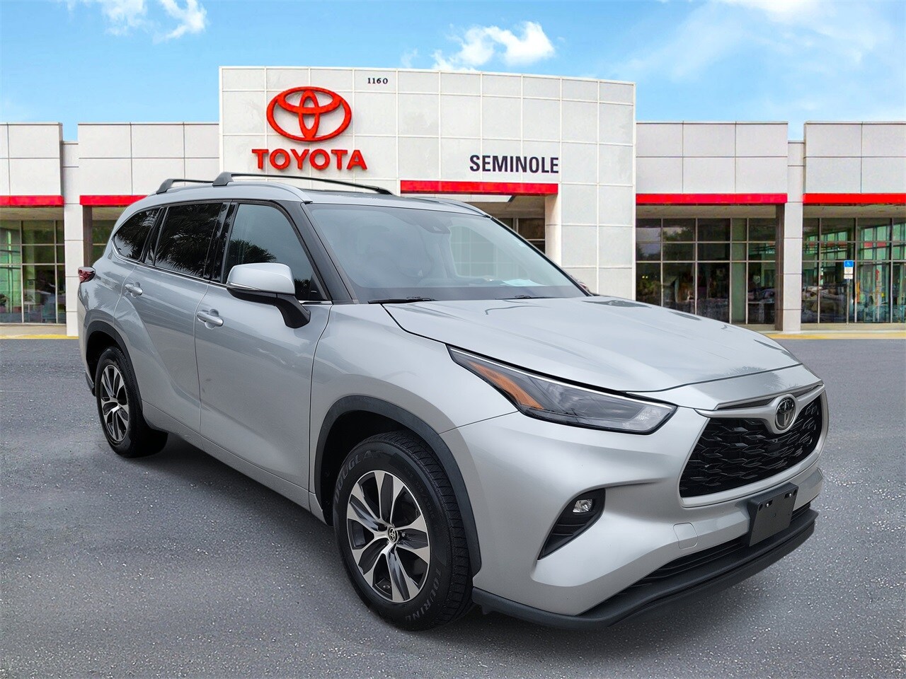 Used 2022 Toyota Highlander XLE with VIN 5TDHZRAH2NS122042 for sale in Sanford, FL