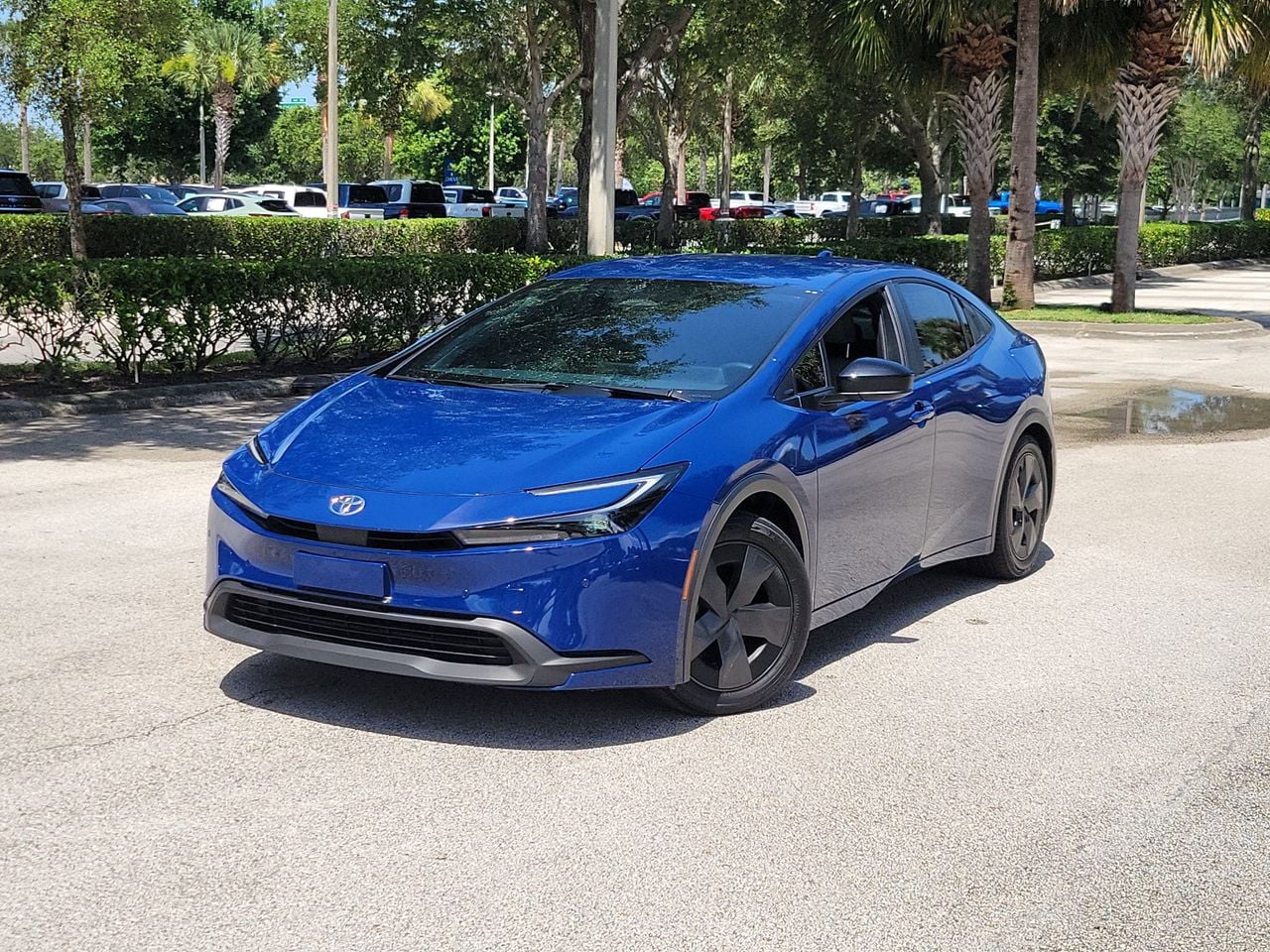 2025 Toyota Prius LE FWD's photo