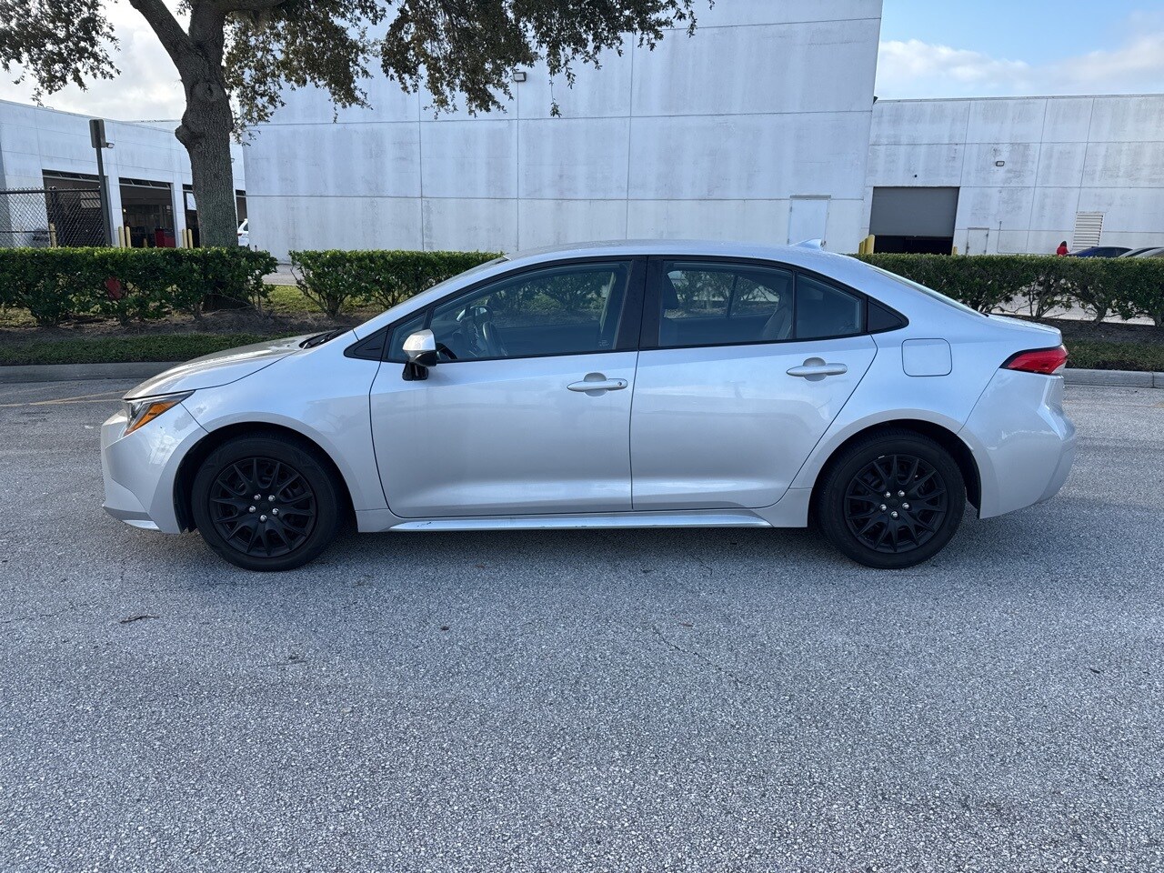 2022 Toyota Corolla LE photo 2