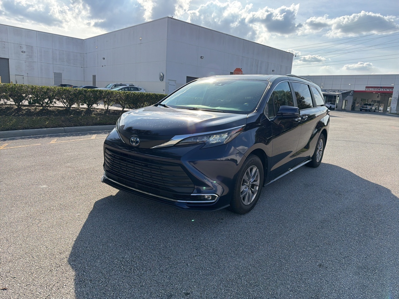 2024 Toyota Sienna XLE's photo
