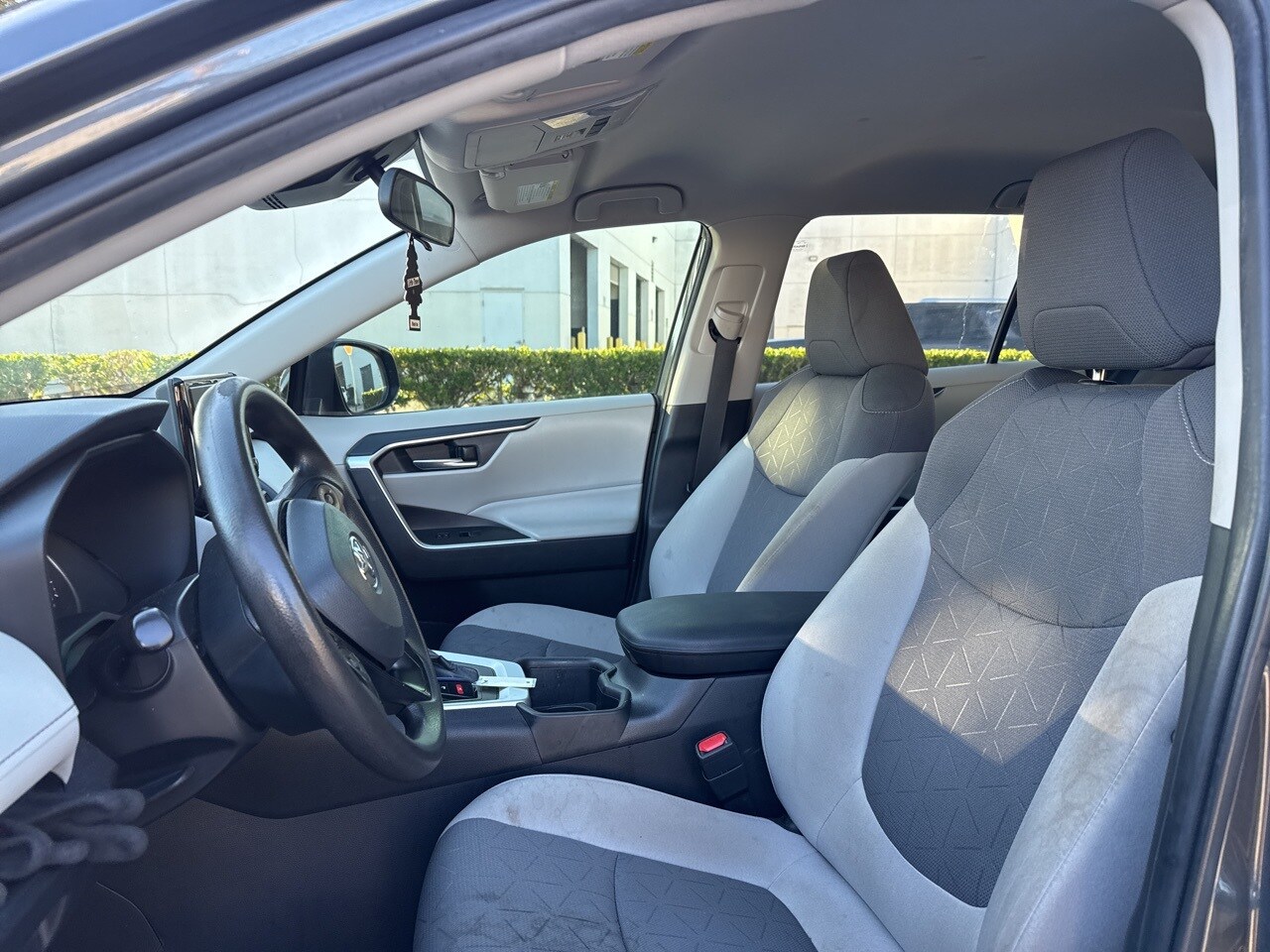 2022 Toyota RAV4 XLE photo 4