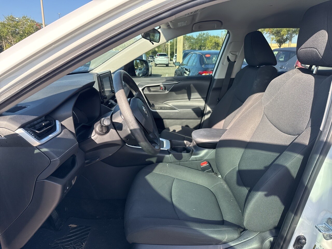 2021 Toyota RAV4 LE photo 4