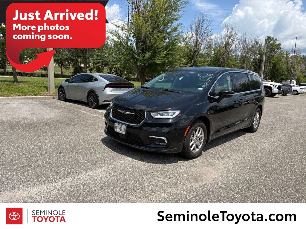 Used 2024 Chrysler Pacifica Touring L Minivan/Van