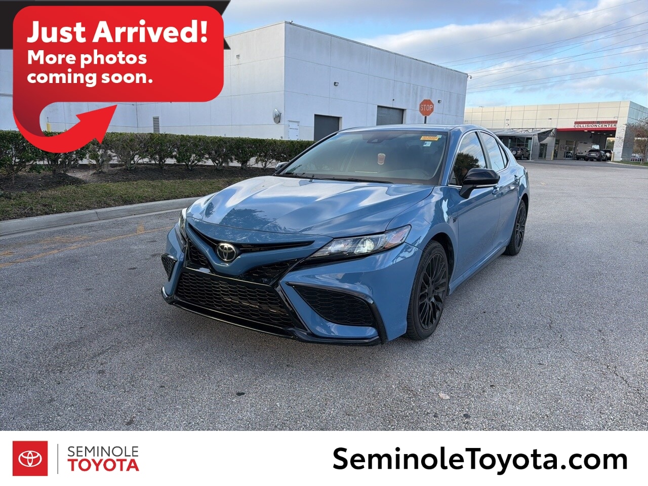 2023 Toyota Camry SE's photo