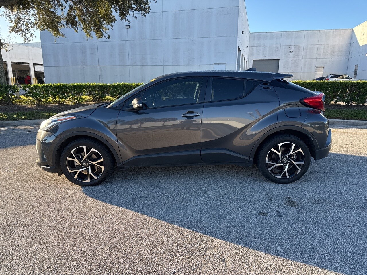 2022 Toyota C-HR XLE photo 2
