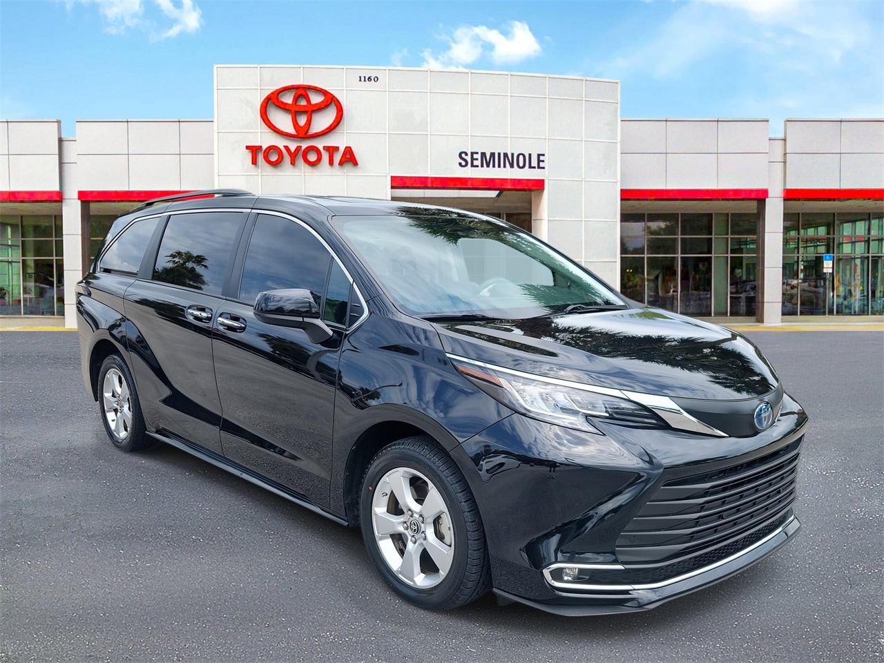 Used 2023 Toyota Sienna XLE with VIN 5TDYRKEC7PS171584 for sale in Sanford, FL