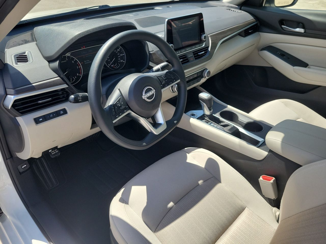 2025 Nissan Altima SV - Photo 14