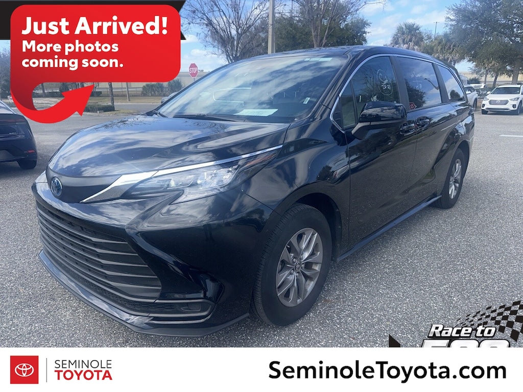 Used 2025 Toyota Sienna LE Minivan/Van