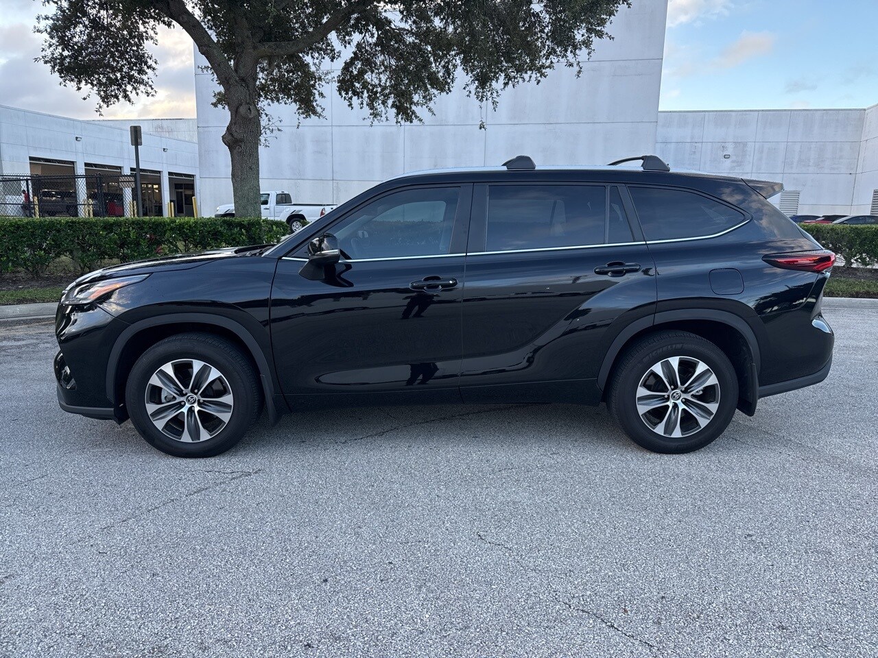 2024 Toyota Highlander LE photo 2