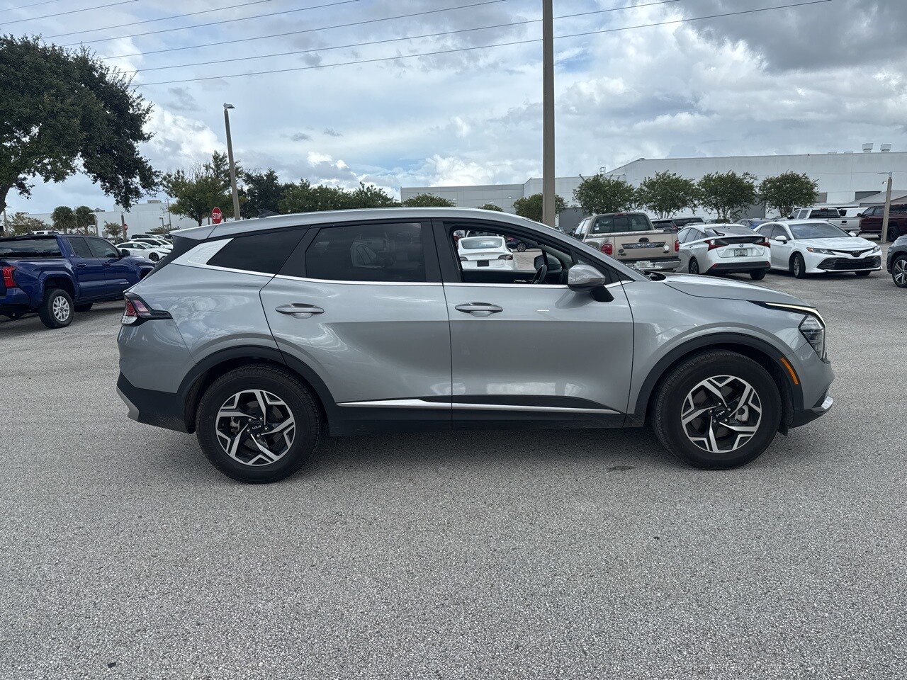 2024 Kia Sportage LX photo 2