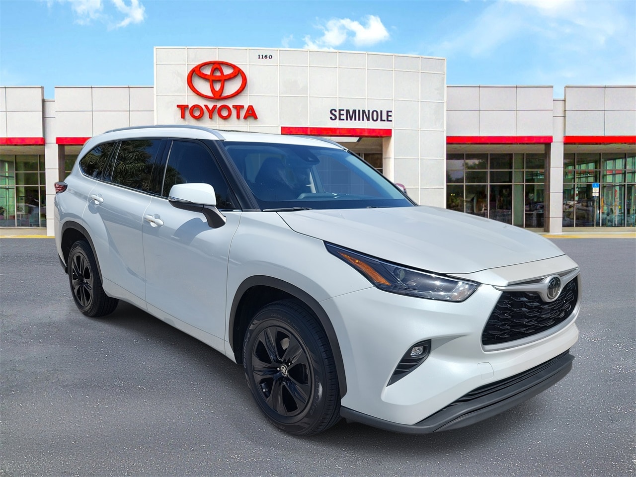 Used 2022 Toyota Highlander XLE with VIN 5TDGZRAH1NS553340 for sale in Sanford, FL