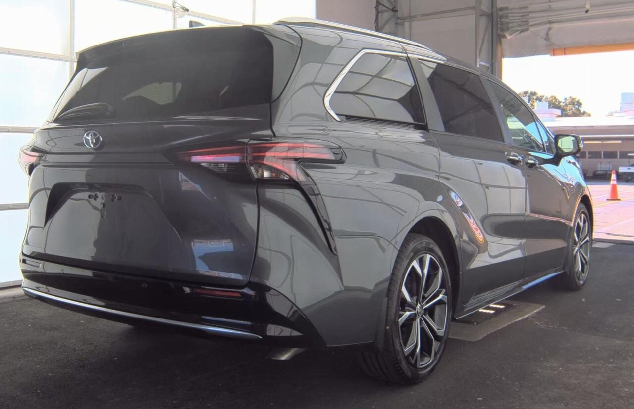 2025 Toyota Sienna Platinum photo 3