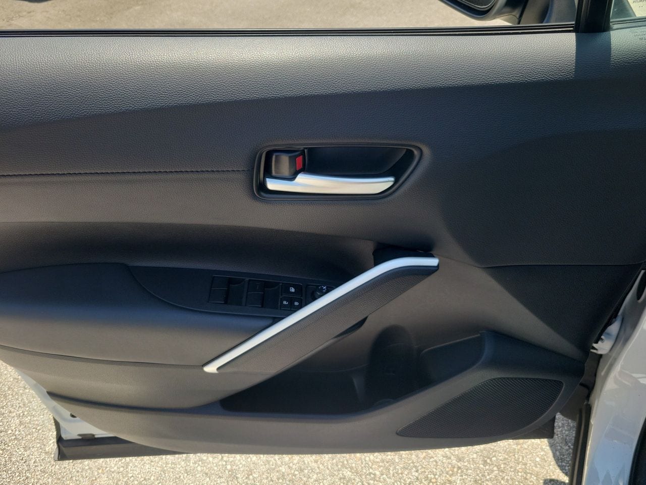 2025 Toyota Corolla Cross XLE - Photo 13