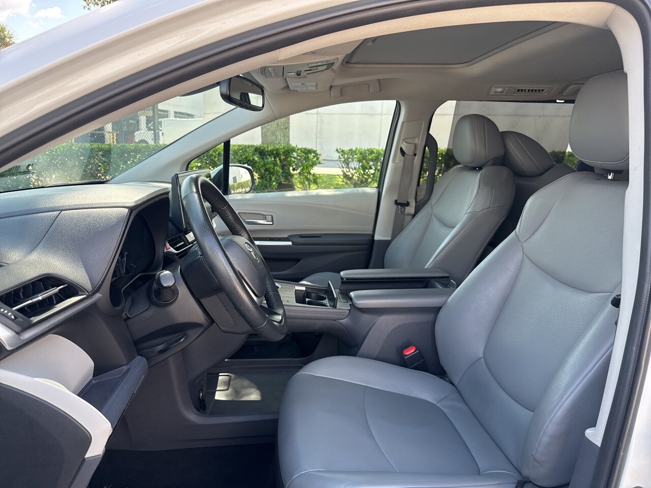 2023 Toyota Sienna XLE photo 3