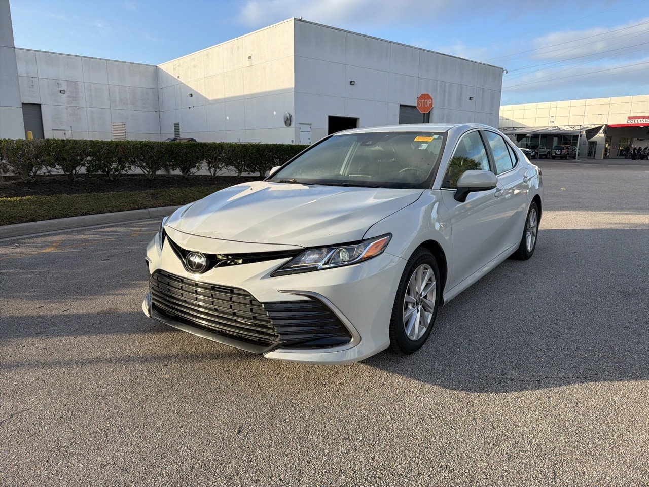 2023 Toyota Camry LE's photo
