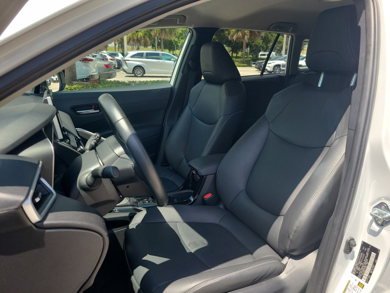 2025 Toyota Corolla Cross XLE - Photo 16