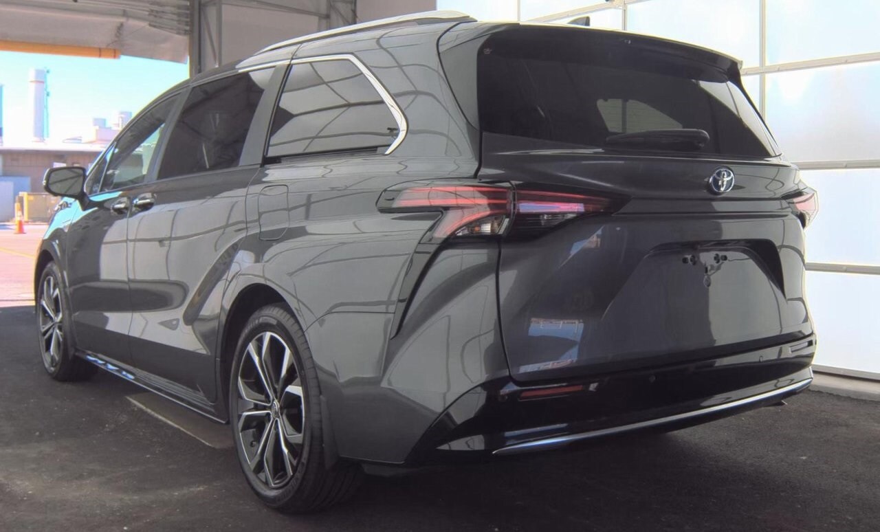 2025 Toyota Sienna Platinum photo 4