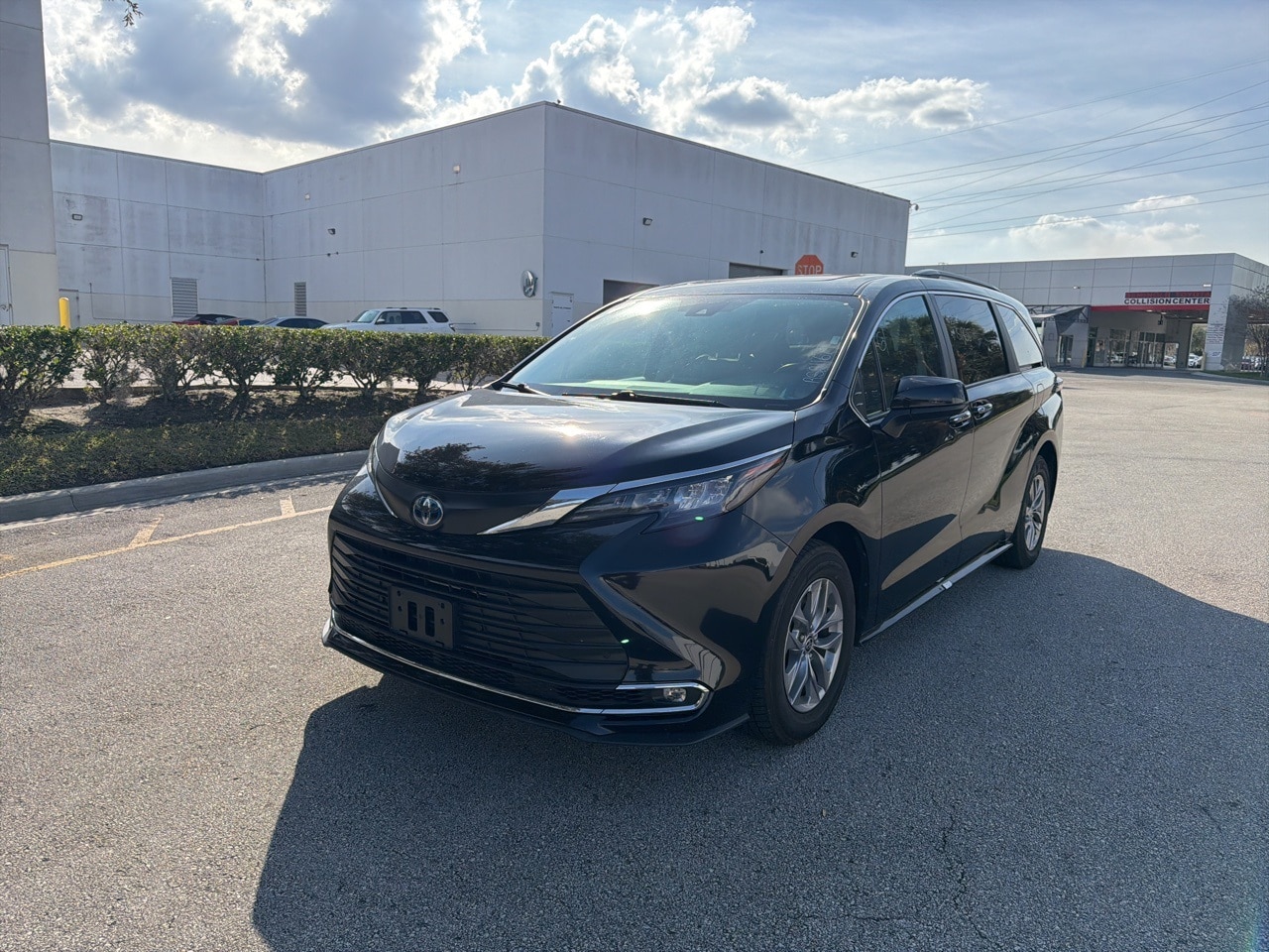 2024 Toyota Sienna XLE's photo