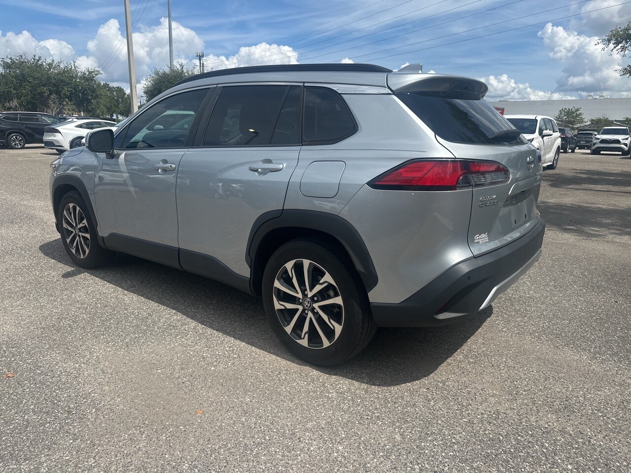 2022 Toyota Corolla Cross XLE photo 2