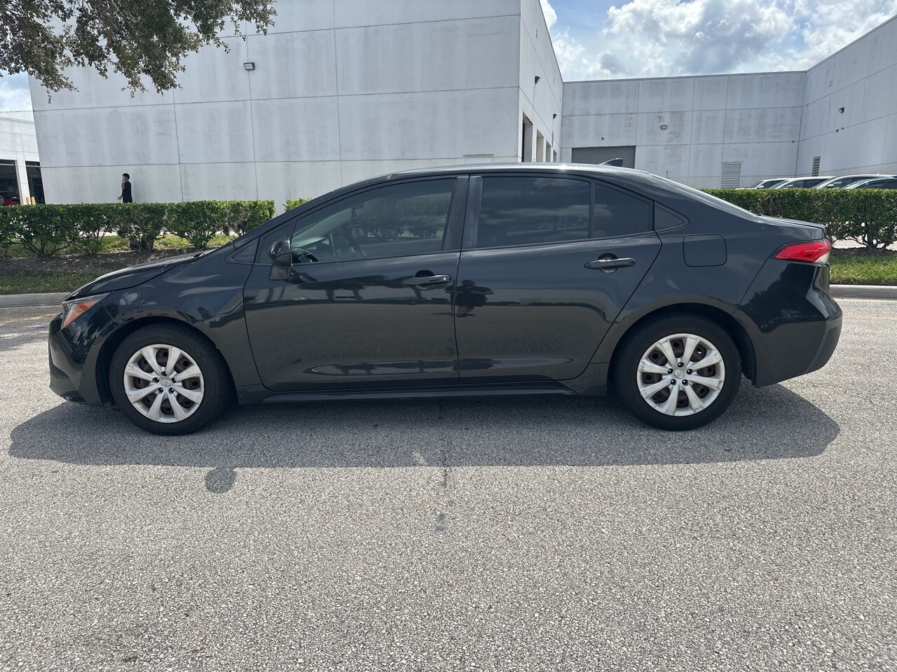2020 Toyota Corolla LE photo 2