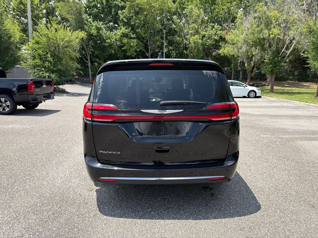 Used 2024 Chrysler Pacifica Touring L Minivan/Van