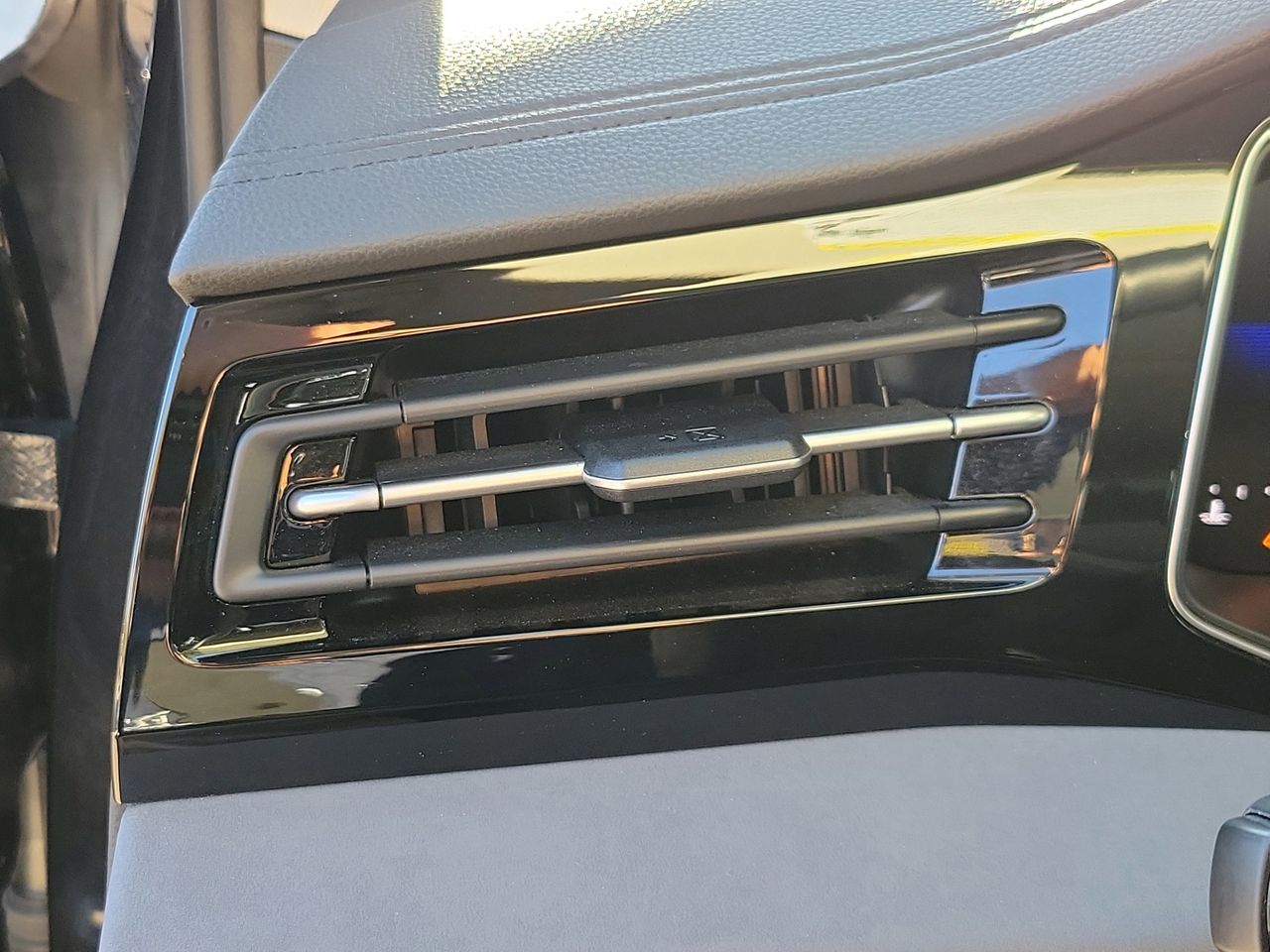 2025 Volkswagen Jetta SE - Photo 31