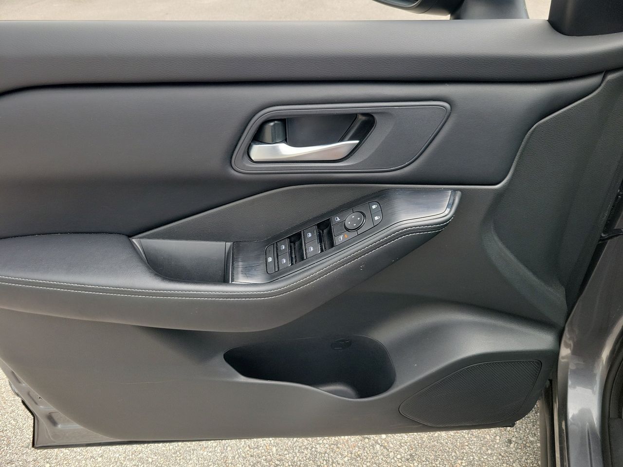 2025 Nissan Rogue SV - Photo 13