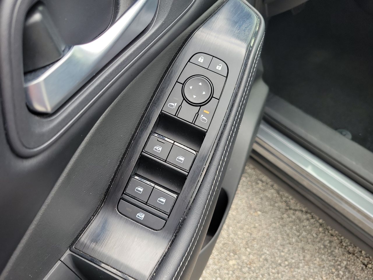 2025 Nissan Rogue SV - Photo 14