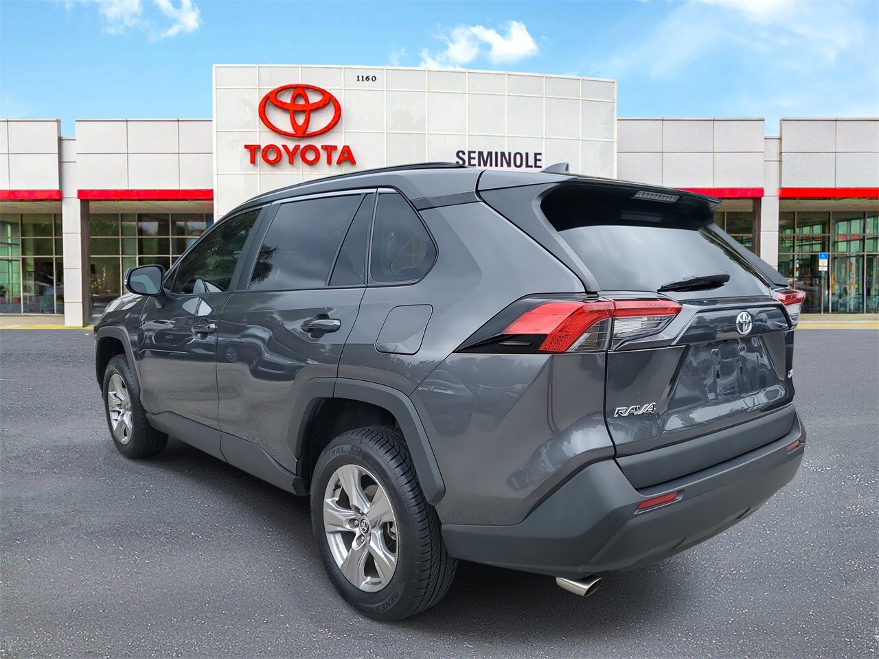 2022 Toyota RAV4 XLE photo 4