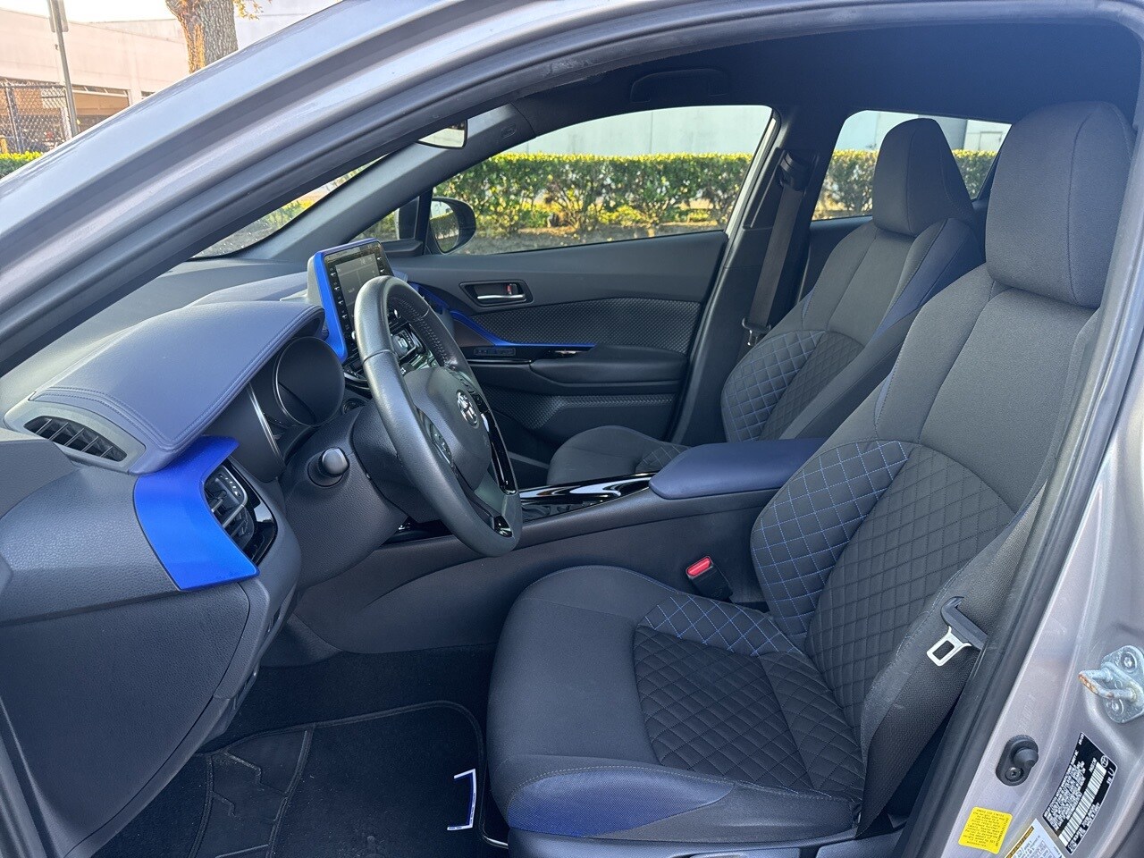 2020 Toyota C-HR XLE photo 4
