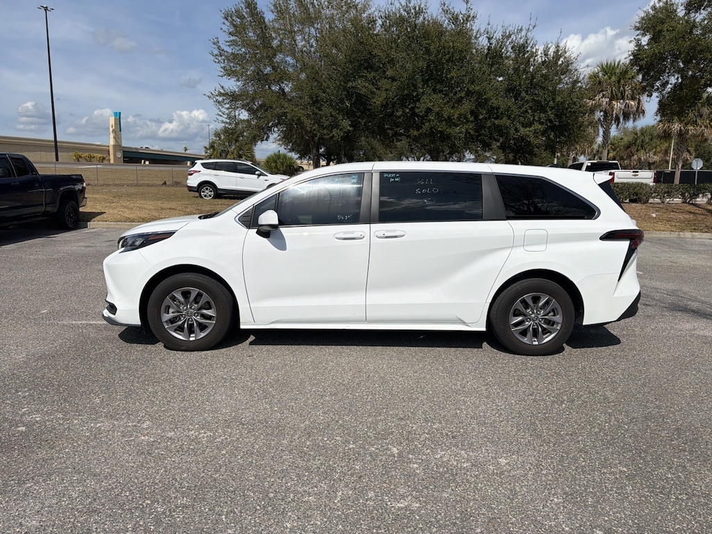 Used 2025 Toyota Sienna LE Minivan/Van