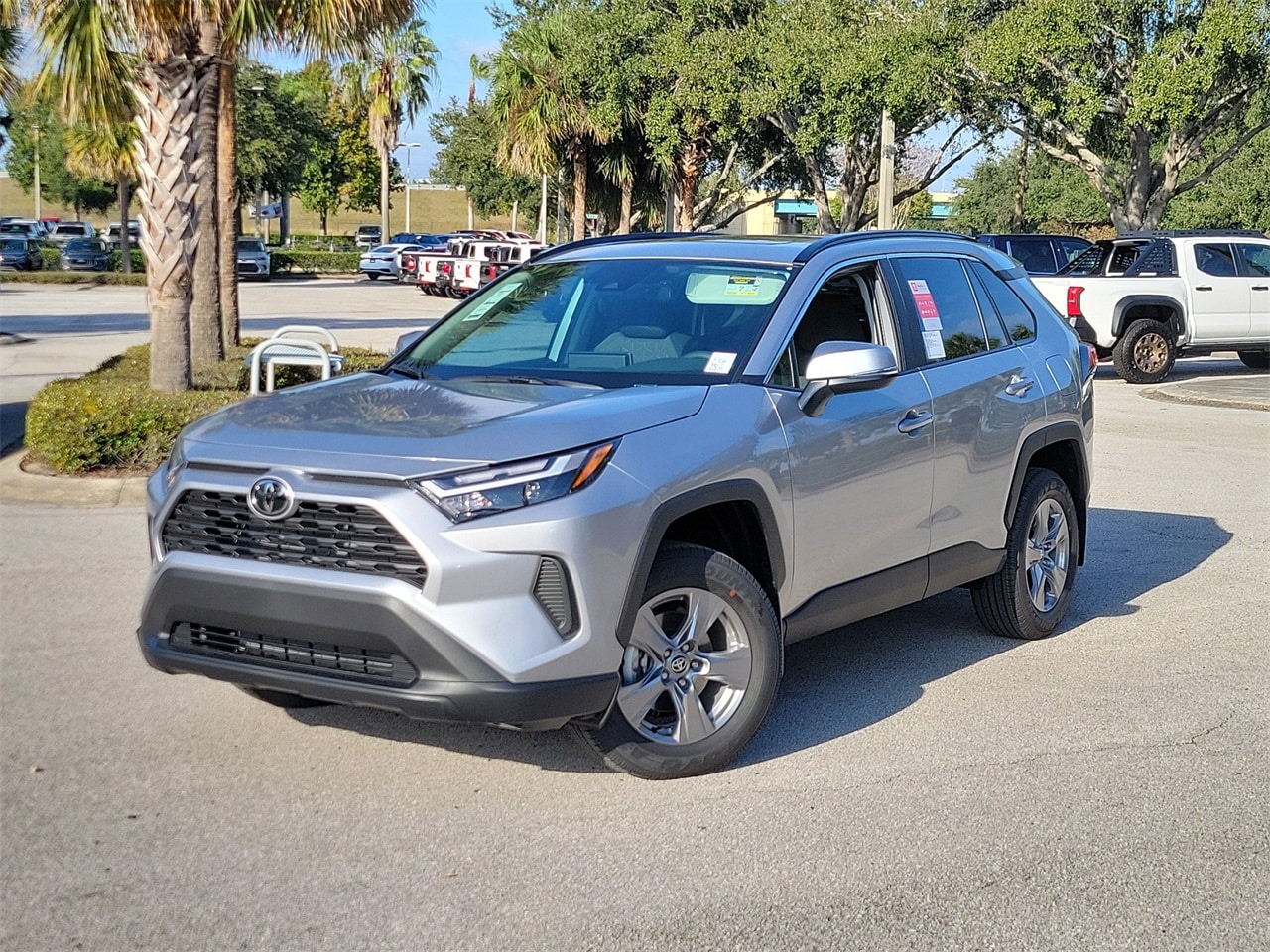 2025 Toyota RAV4 XLE's photo