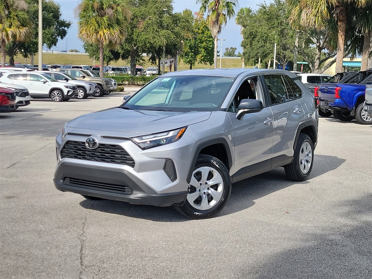 2025 Toyota RAV4 LE's photo