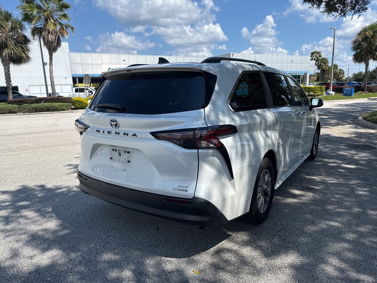 2023 Toyota Sienna XLE photo 2