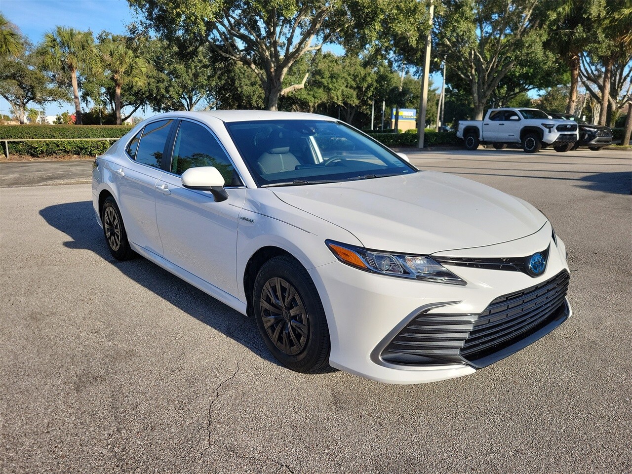2021 Toyota Camry Hybrid LE photo 2