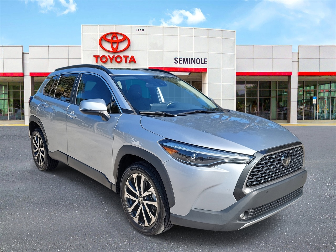 Used 2022 Toyota Corolla Cross XLE with VIN 7MUDAAAG6NV036690 for sale in Kansas City