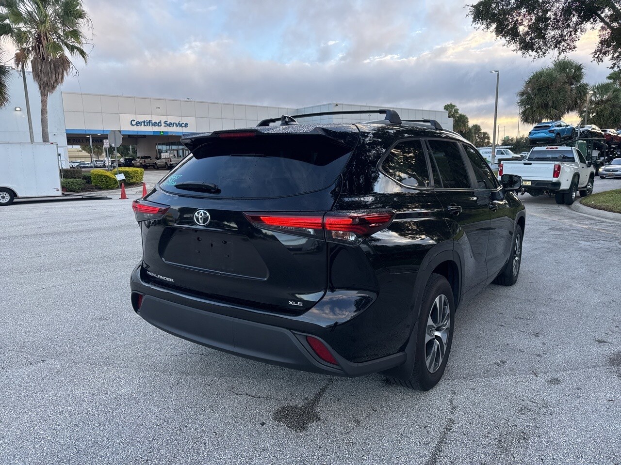 2024 Toyota Highlander LE photo 3