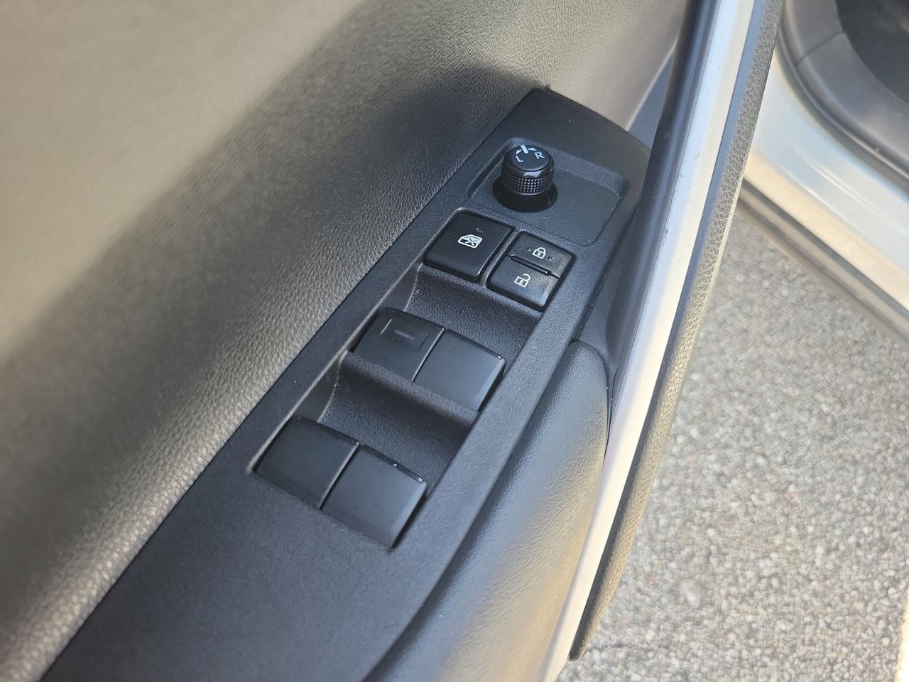 2025 Toyota Corolla Cross XLE - Photo 14