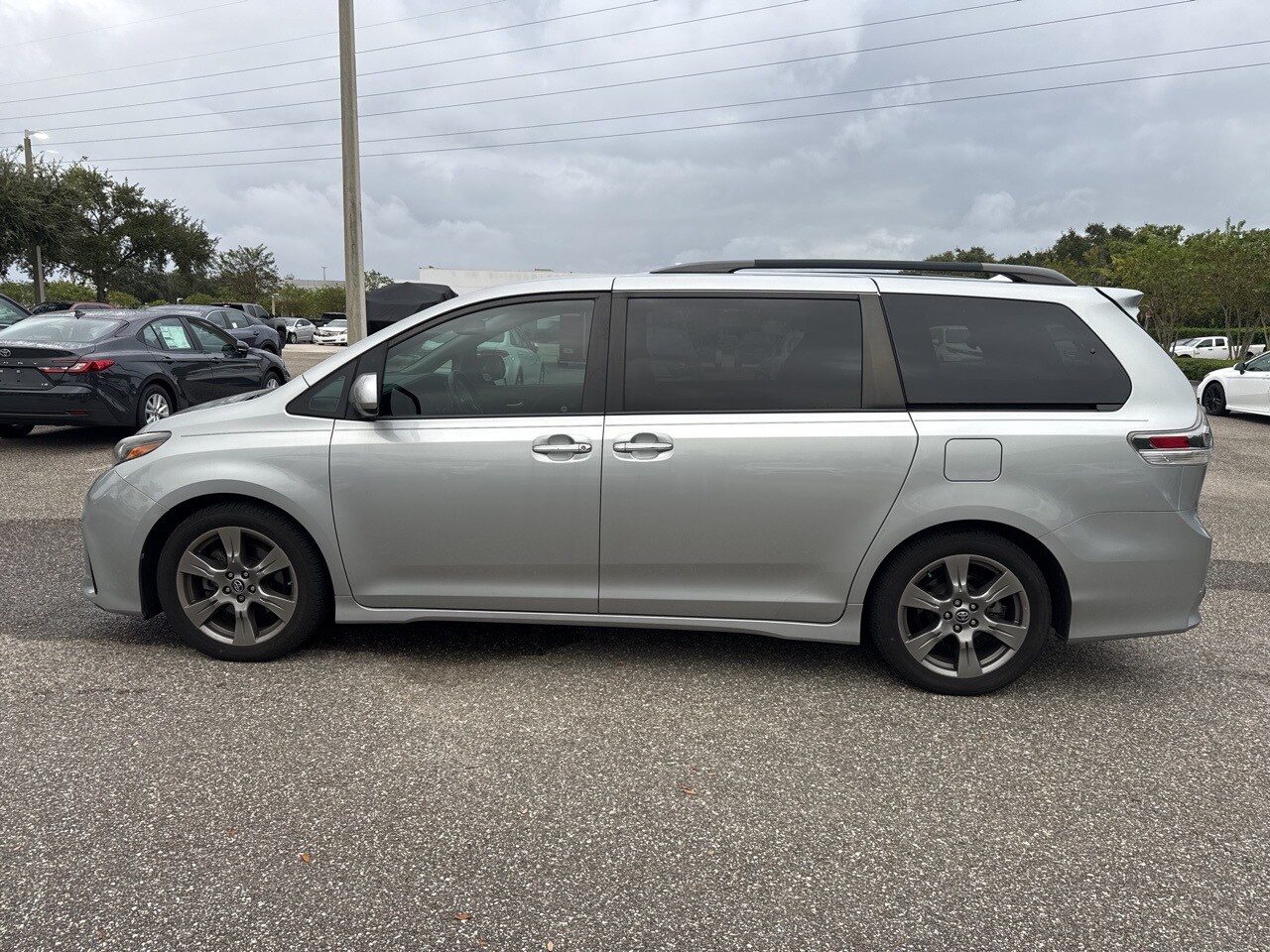 2019 Toyota Sienna SE photo 2