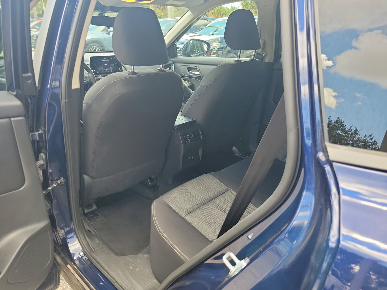 2025 Nissan Rogue SV - Photo 9