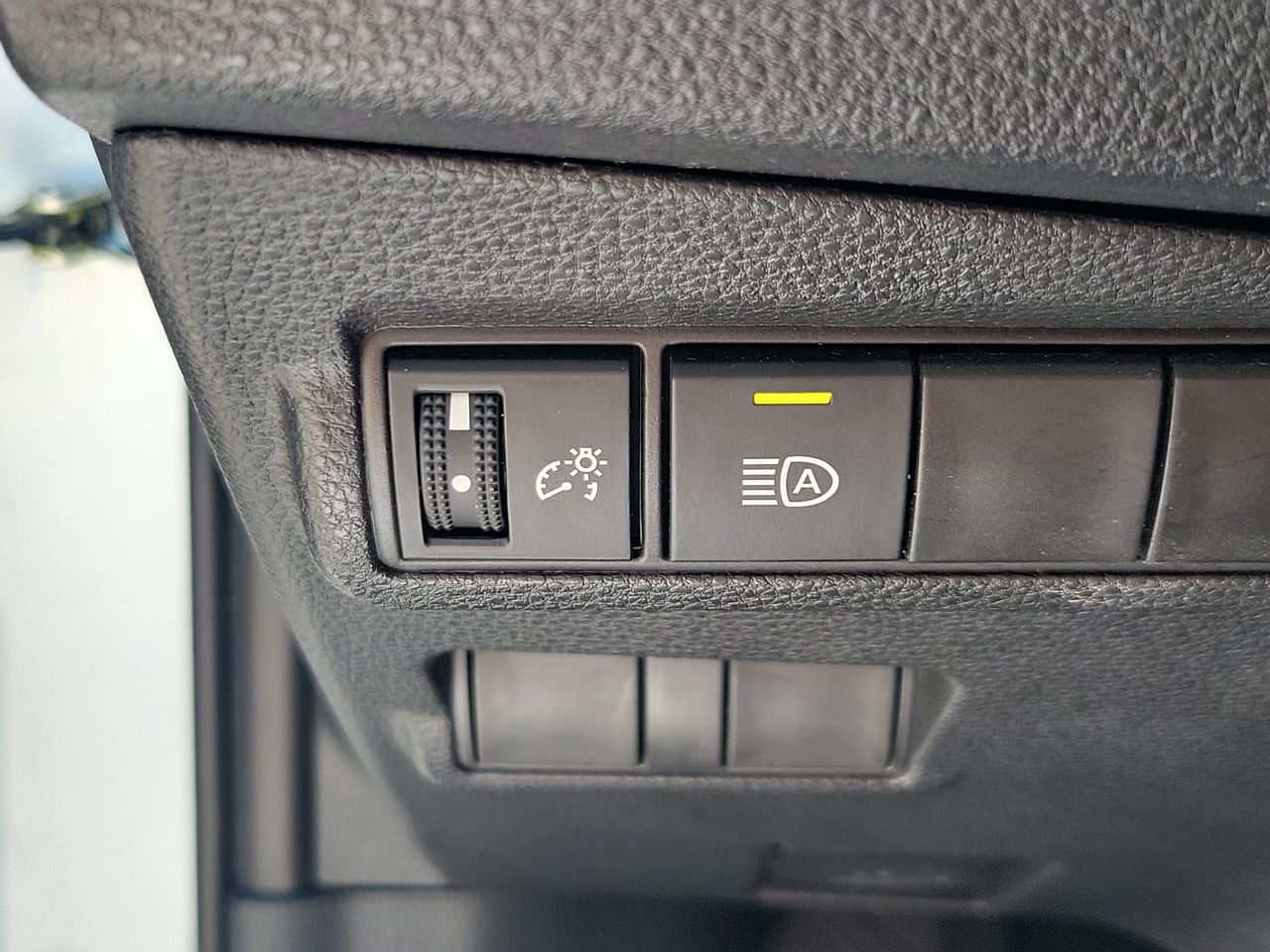 2025 Toyota Corolla Cross XLE - Photo 30